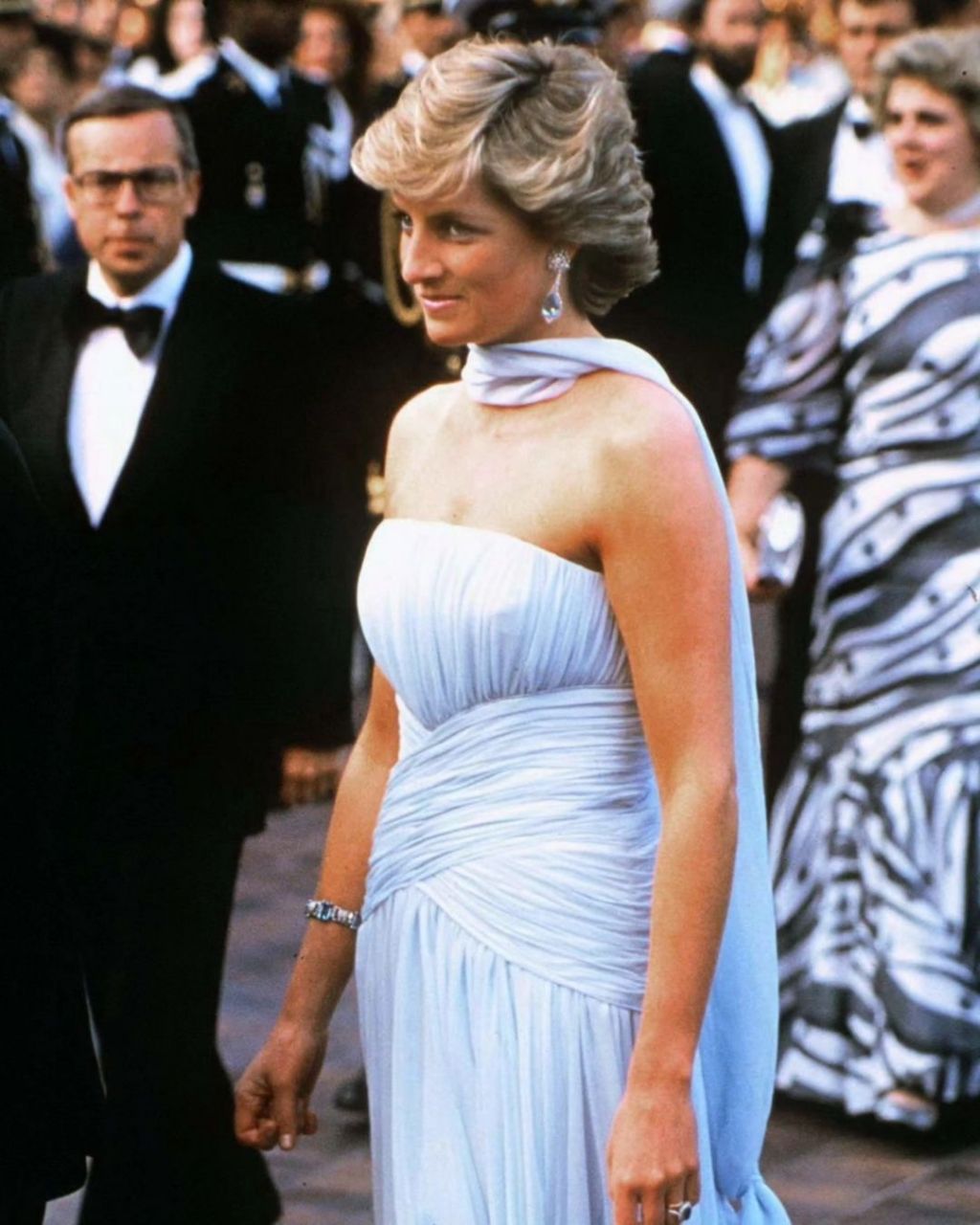 戴安娜王妃喜欢看电影,还会戴着围巾和太阳镜去当地的电影院.