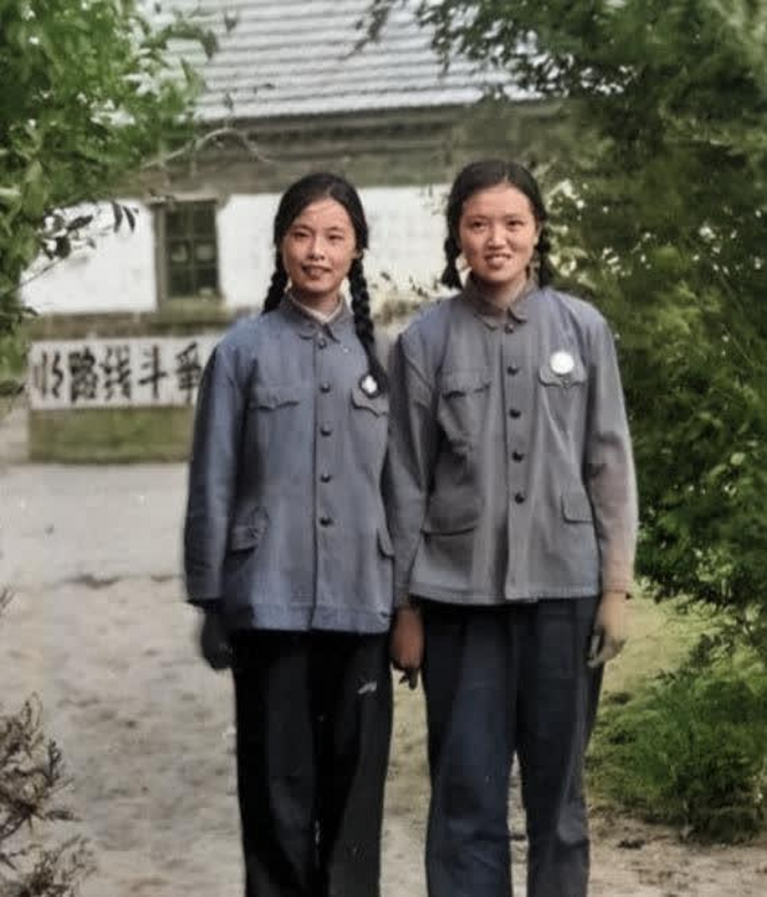 历史老照片: 上世纪六七十年代,响应伟人的号召,许多受过教育的年轻人