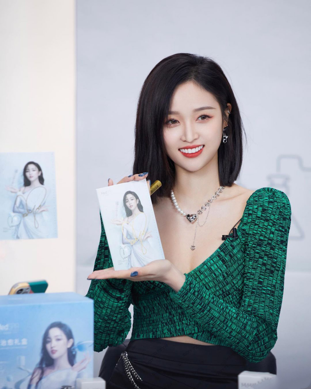 吴宣仪#  短发清爽又有气质,深v绿上衣性感有气质! 676767