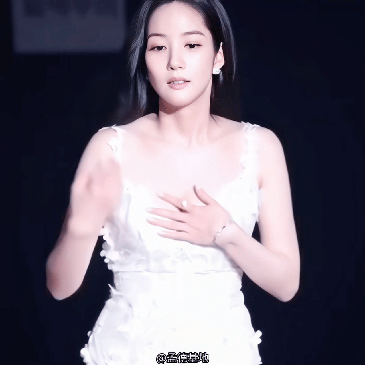 韩国演员朴敏英深v白色礼服傲人身材让人羡慕