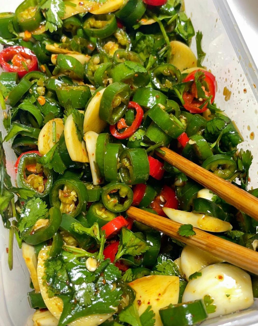 腌辣椒材料:红绿线椒,蒜片