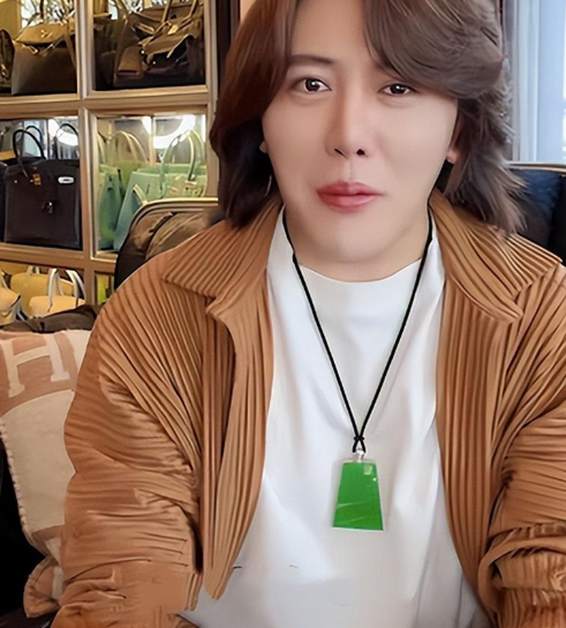 太豪横!网红"王红权星"花百万订衣服,纠结扣子用钻石还是翡翠