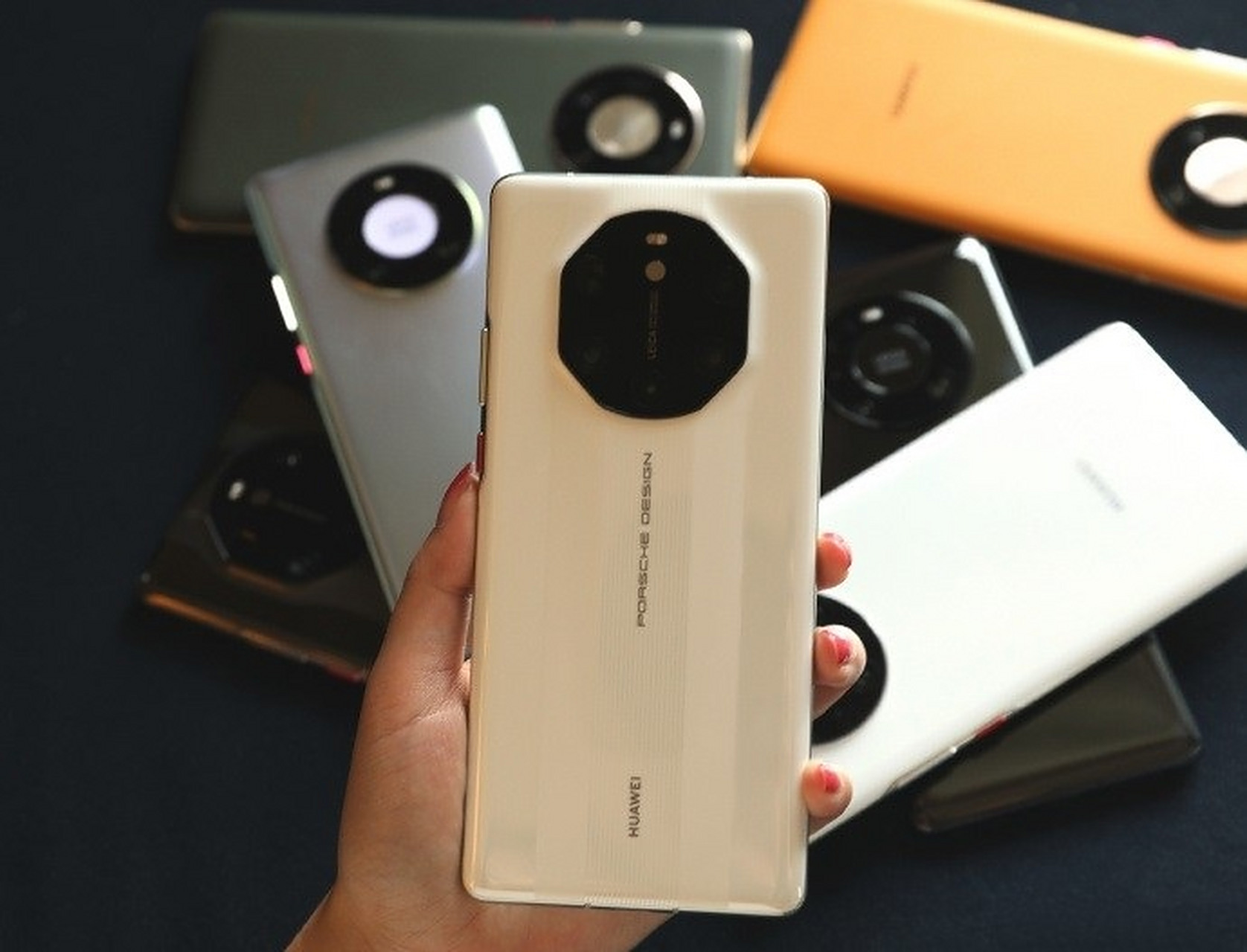 有供应链人士透露,华为mate 40系列的定价与iphone 12系列非常接近