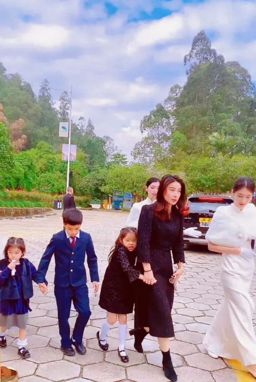 霍启刚一家五口参加家族活动,长子霍中曦有担当,可以帮父母照顾妹妹