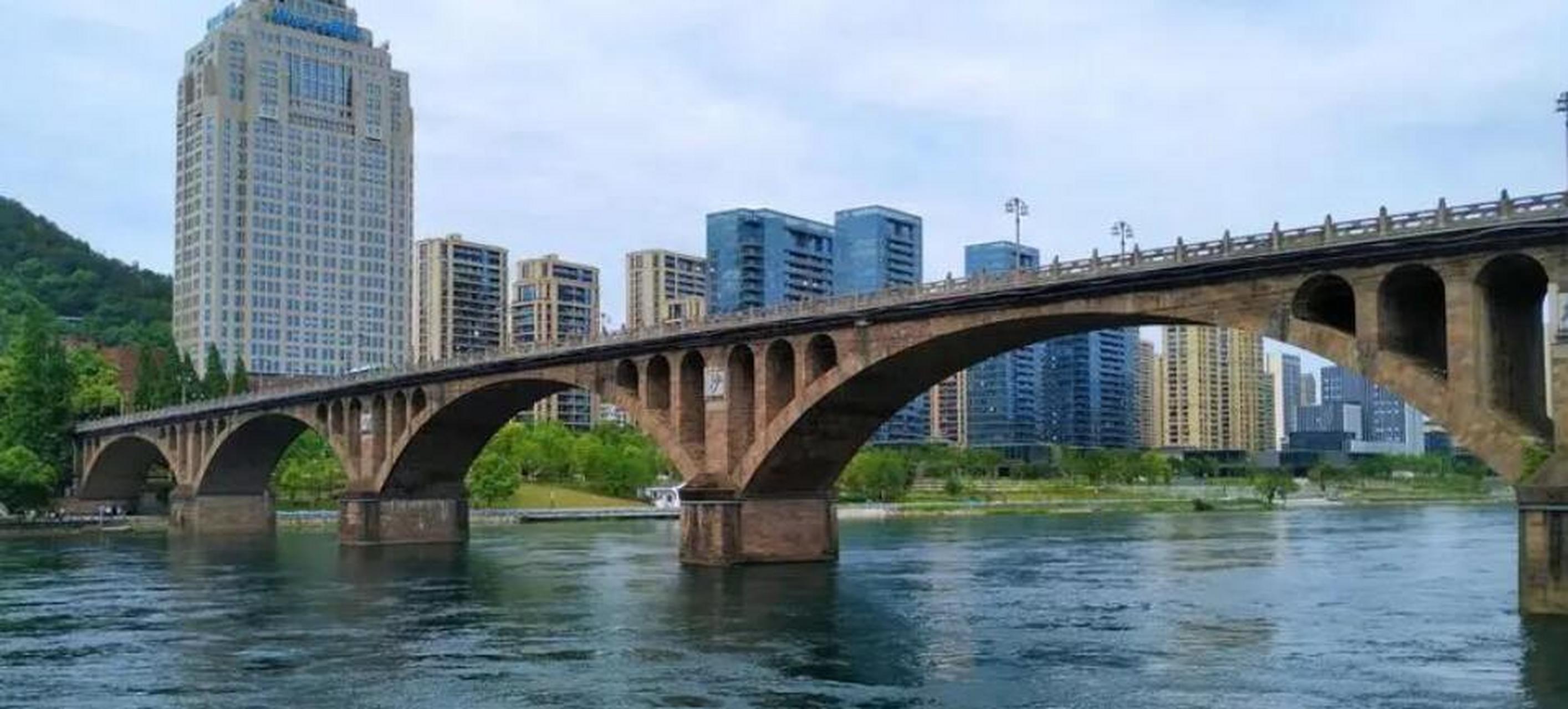 新安江白沙大桥是一座连接新安江两岸的重要桥梁,也是当地城市交通