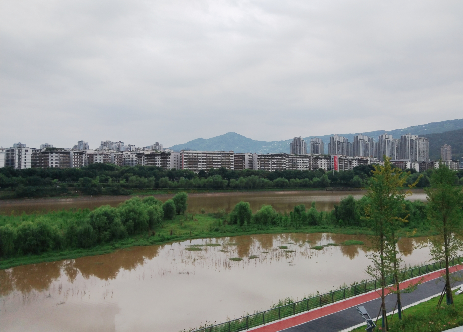 在重庆开州城区汉丰湖中,有几个四面环水的小岛.