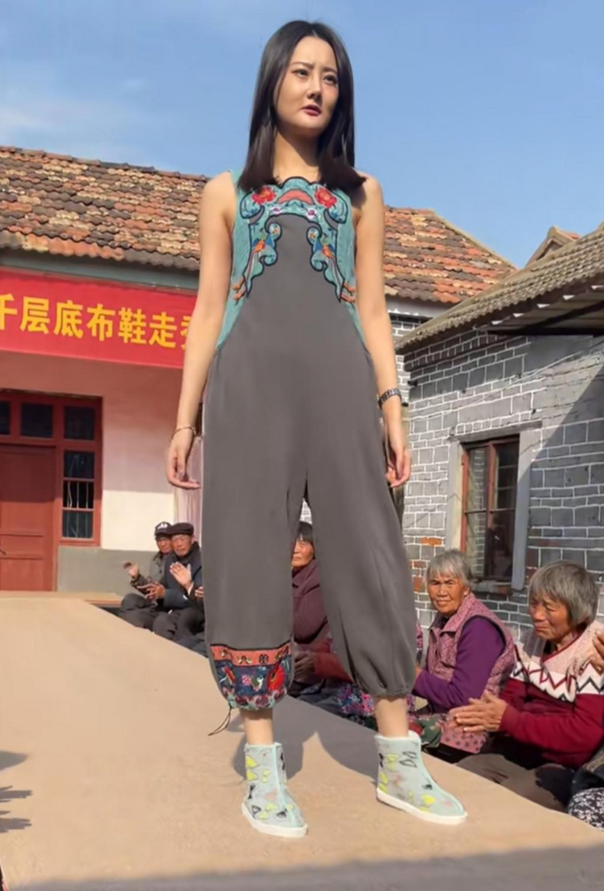村里组织了一年一度的千层底布鞋走秀,邀请全村最漂亮的姑娘来参加,台