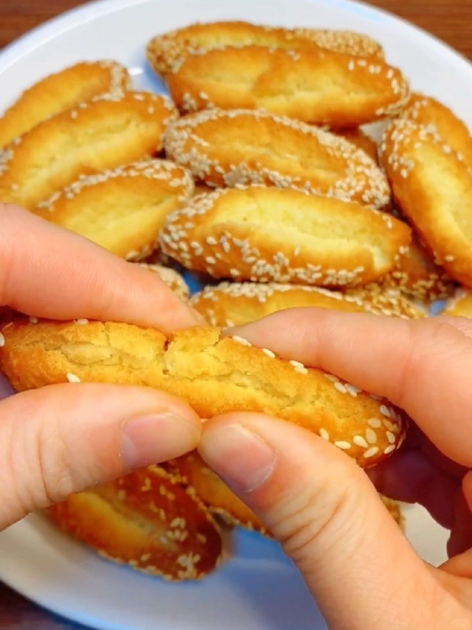 用两个鸡蛋一碗面做了一个小零食, 油炸果子做法: 碗中打入两个鸡蛋