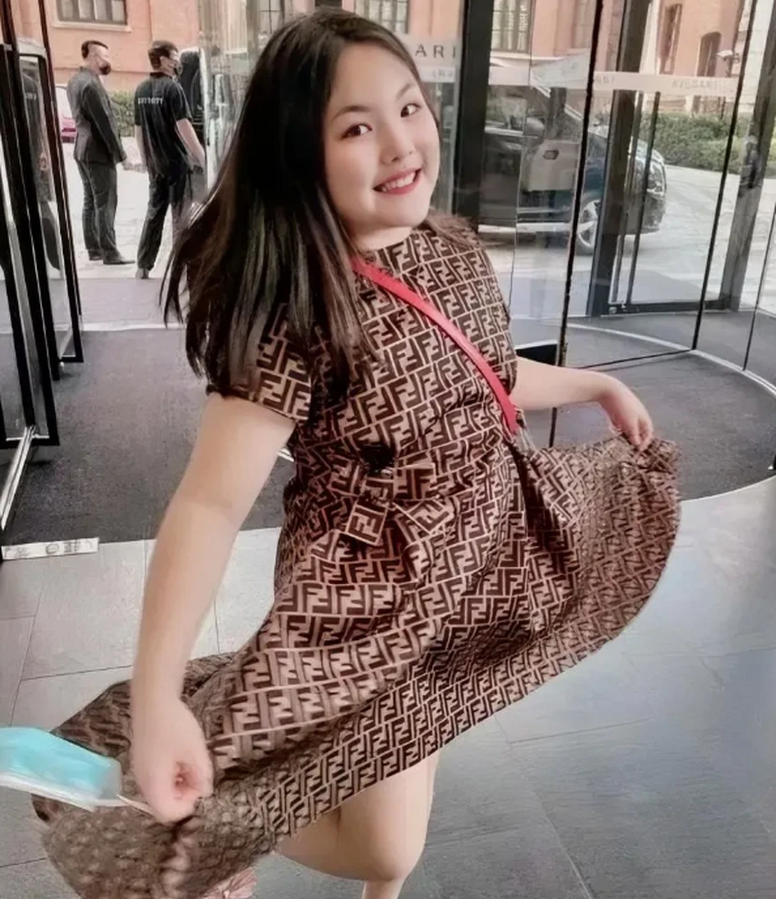 她是导演王岳伦的妻子和王诗龄的母亲.李湘养大的王诗龄现在怎么样了?