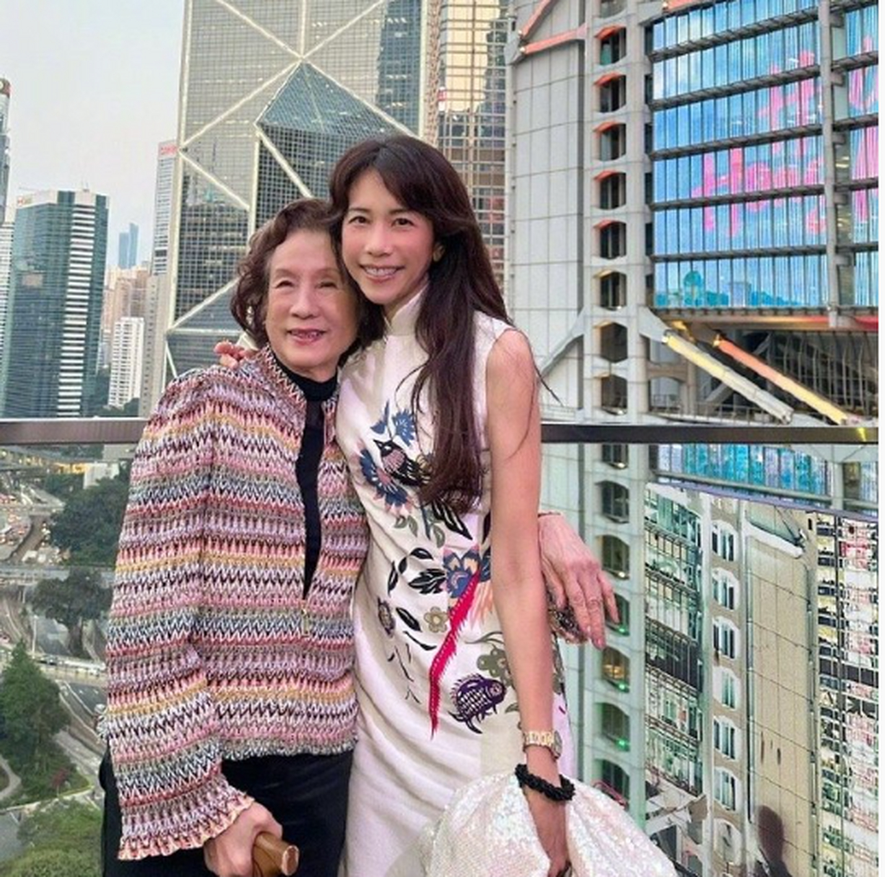 莫文蔚母亲节晒出和妈妈的近照 #母亲节