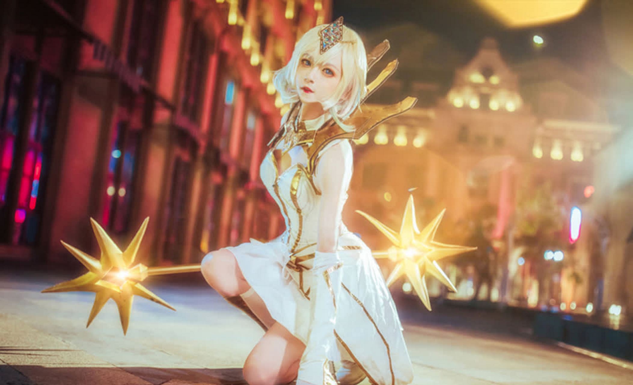 cos秀#《英雄联盟》中人气德玛西亚女神,光辉少女"拉克丝"的cos一套.