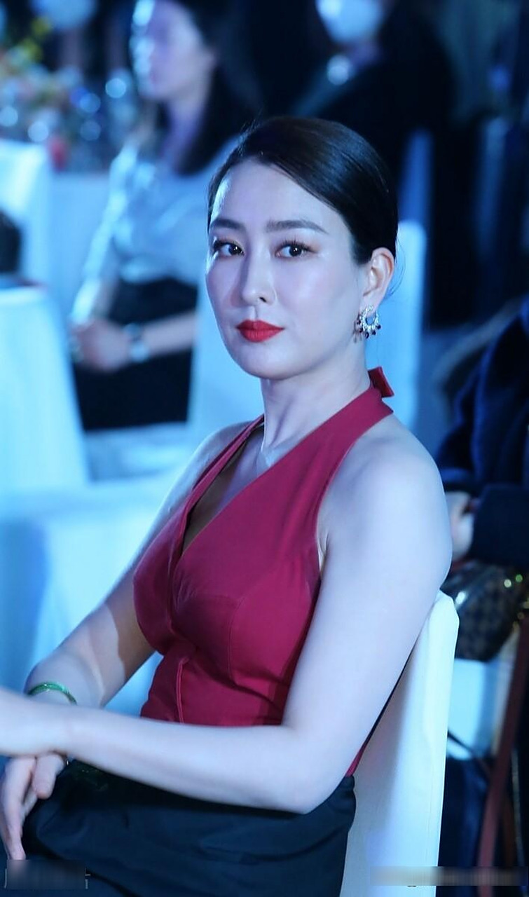 马苏亮相第九届丝绸之路国际电影节 身穿v领露背上衣性感迷人 #马苏