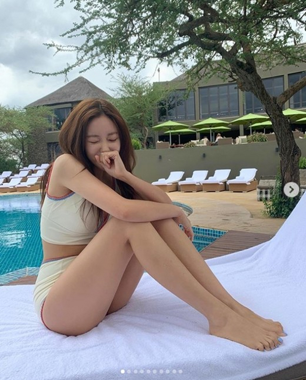 韩国女歌手孝敏近日在sns发布一组比基尼泳装照,大秀性感火爆的身材而