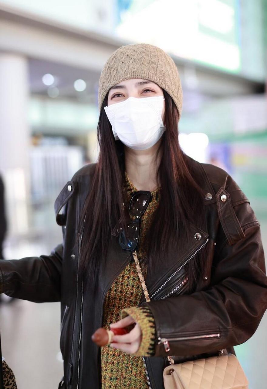 徐璐机场街拍,黑色皮衣搭配牛仔裤,头戴毛线帽,chaenl包包甜酷有范!