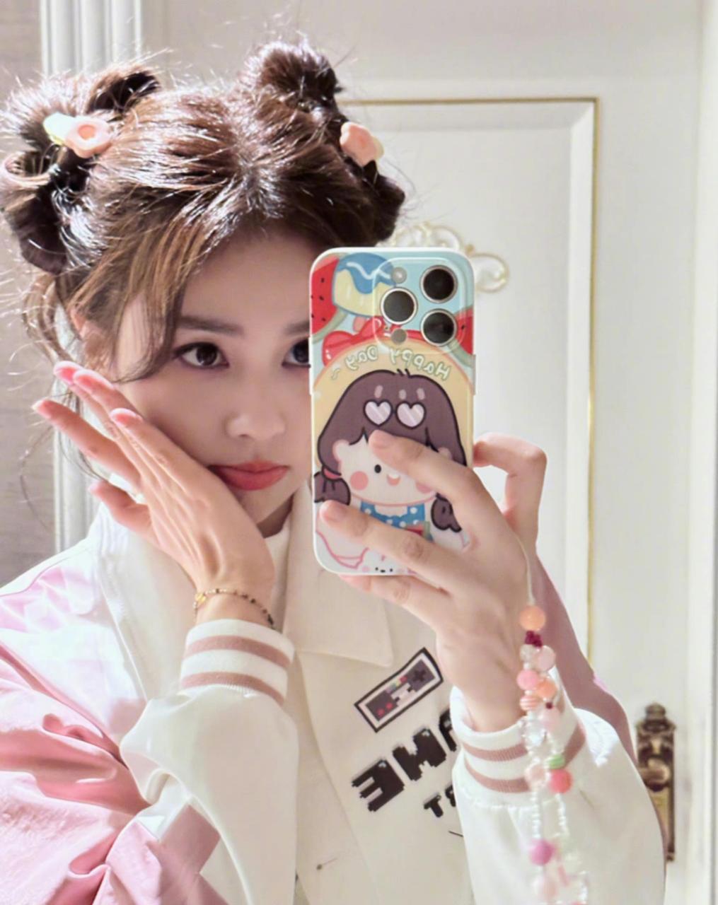 白鹿对着镜子自拍了一张,辛苦了一天还是那么精神!