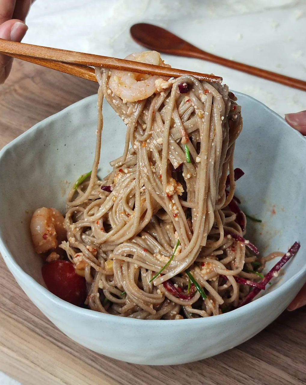 虾仁大酱荞麦面  材料: 荞麦面 甜菜 1/5 颗 大酱(可用味增取代) 虾仁