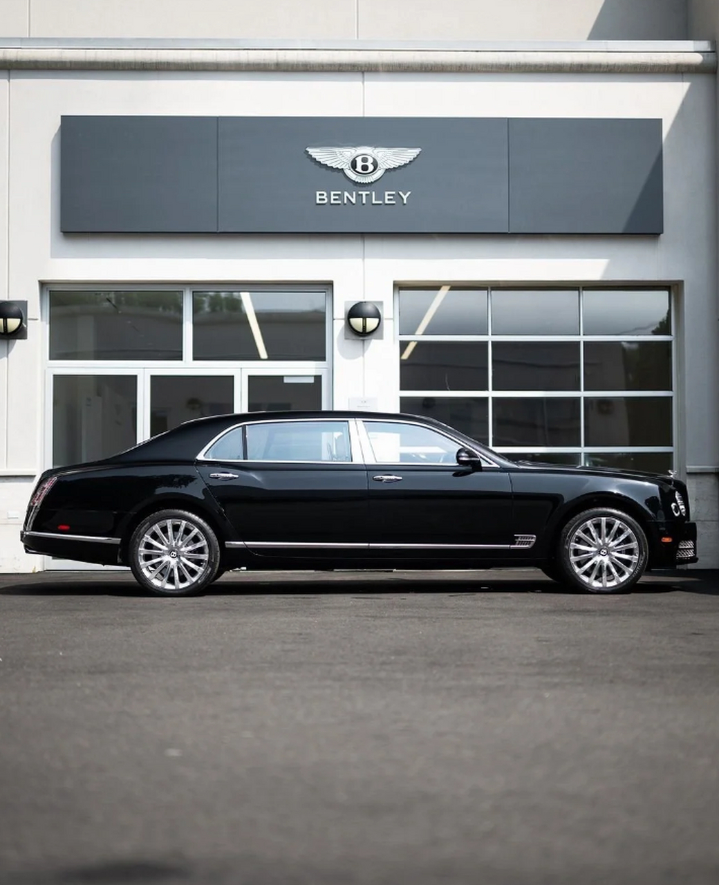 豪车盛宴:宾利慕尚带你领略极致奢华 豪车盛宴,宾利慕尚引领极致奢华.