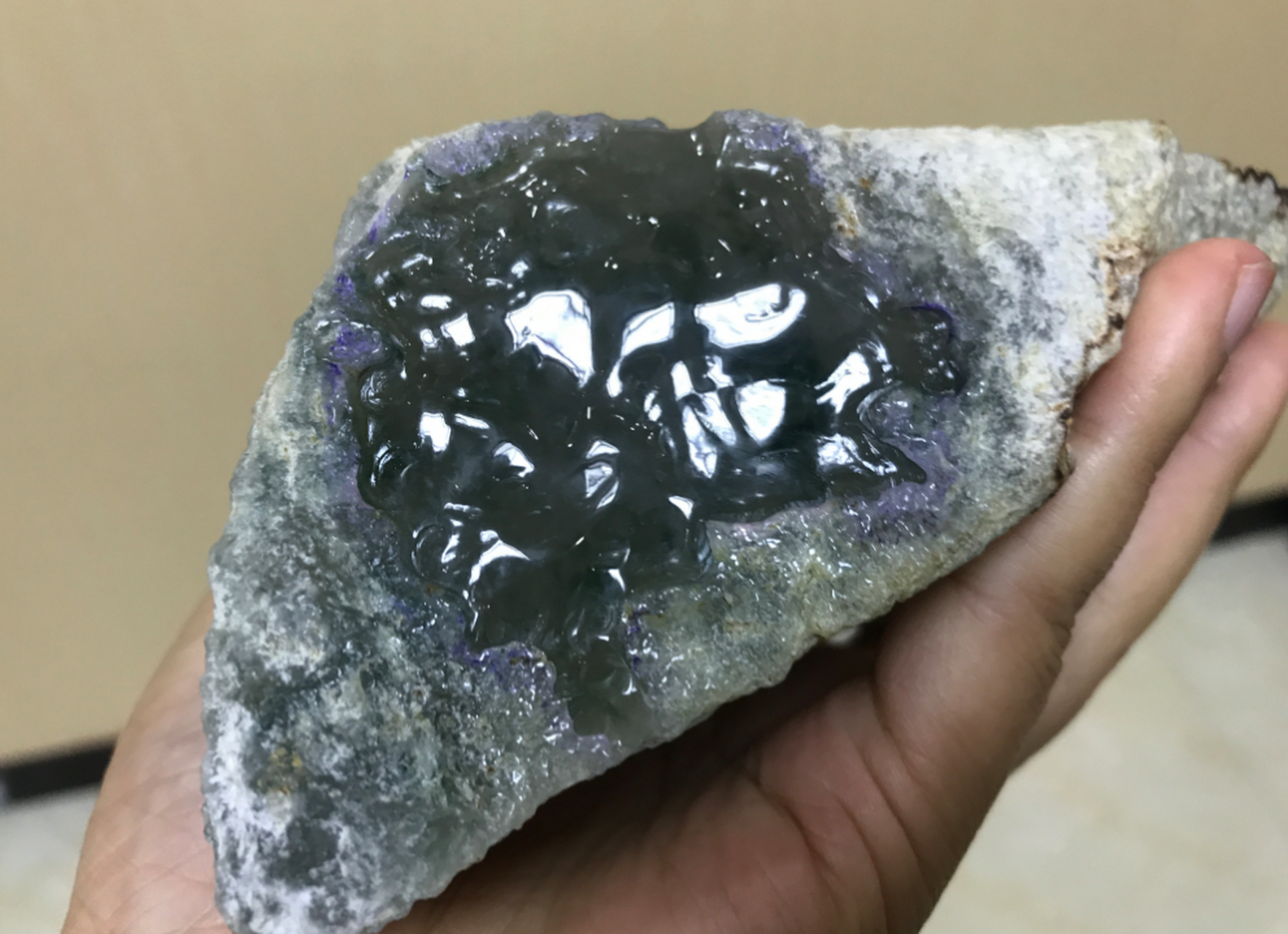 老坑玻璃种翡翠原石 一般都是加工成素面型,尽量不在翡翠原石上雕刻
