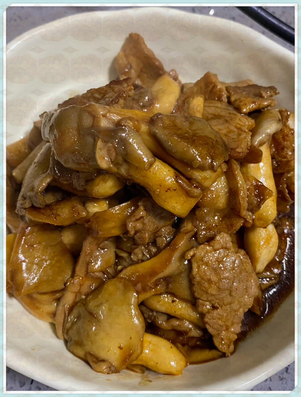 蘑菇炒肉巨下饭  买来的蘑菇洗干净控干水分备用肥瘦适中的肉片切一丢