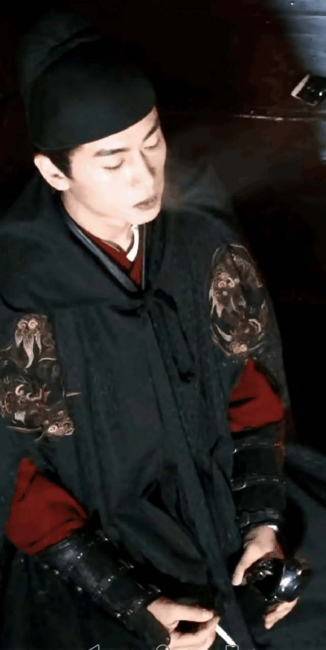 陈晓抽烟的样子,萎靡,深沉,享受?