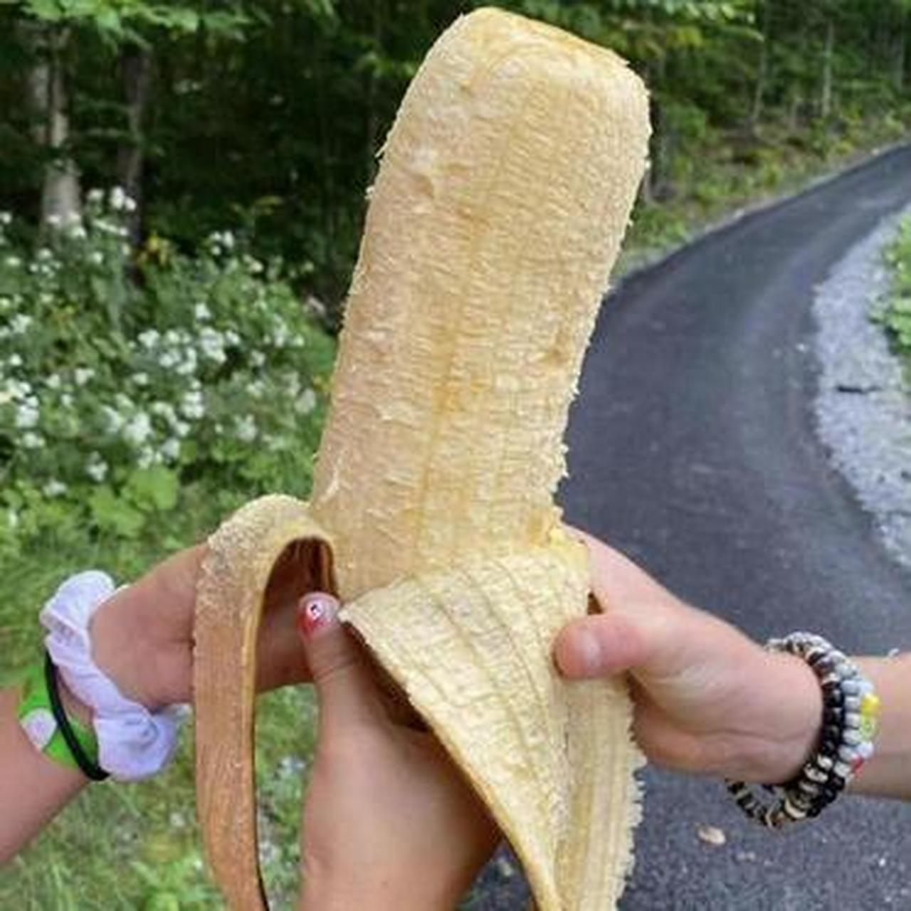 这巨型香蕉,一个就吃饱了吧[笑哭]