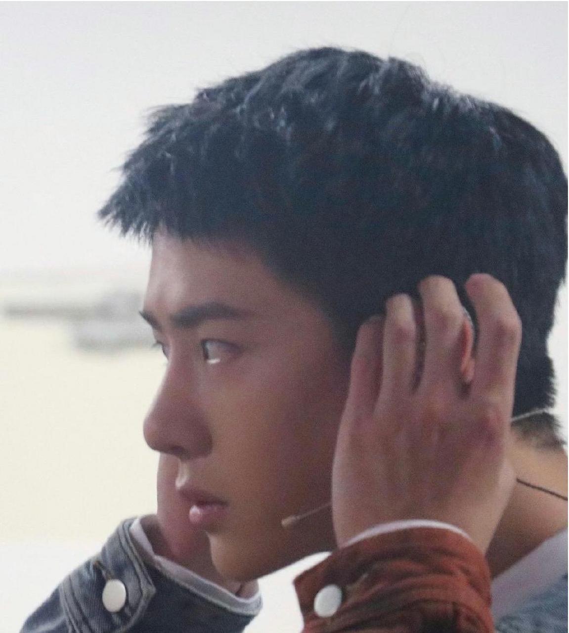 王一博的侧脸,简直帅得一塌糊涂,并且是越看越帅的那种.