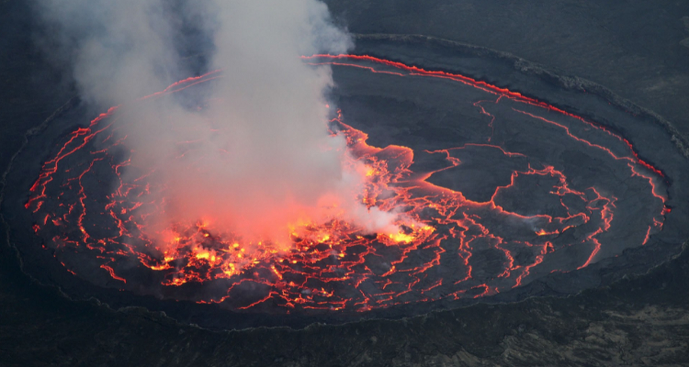 世界最大的火山 尼拉贡戈火山的熔岩湖 尼拉贡戈火山位于刚果(金),是