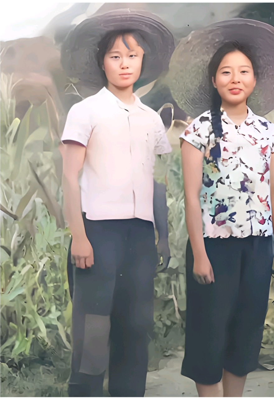 1968年,两个年轻漂亮的女知青.
