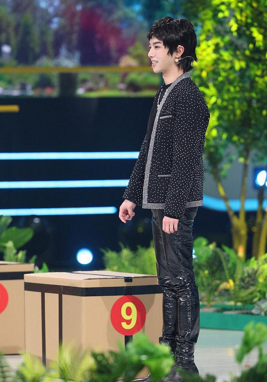 华晨宇现身综艺《王牌对王牌7》着黑色套装帅气有型