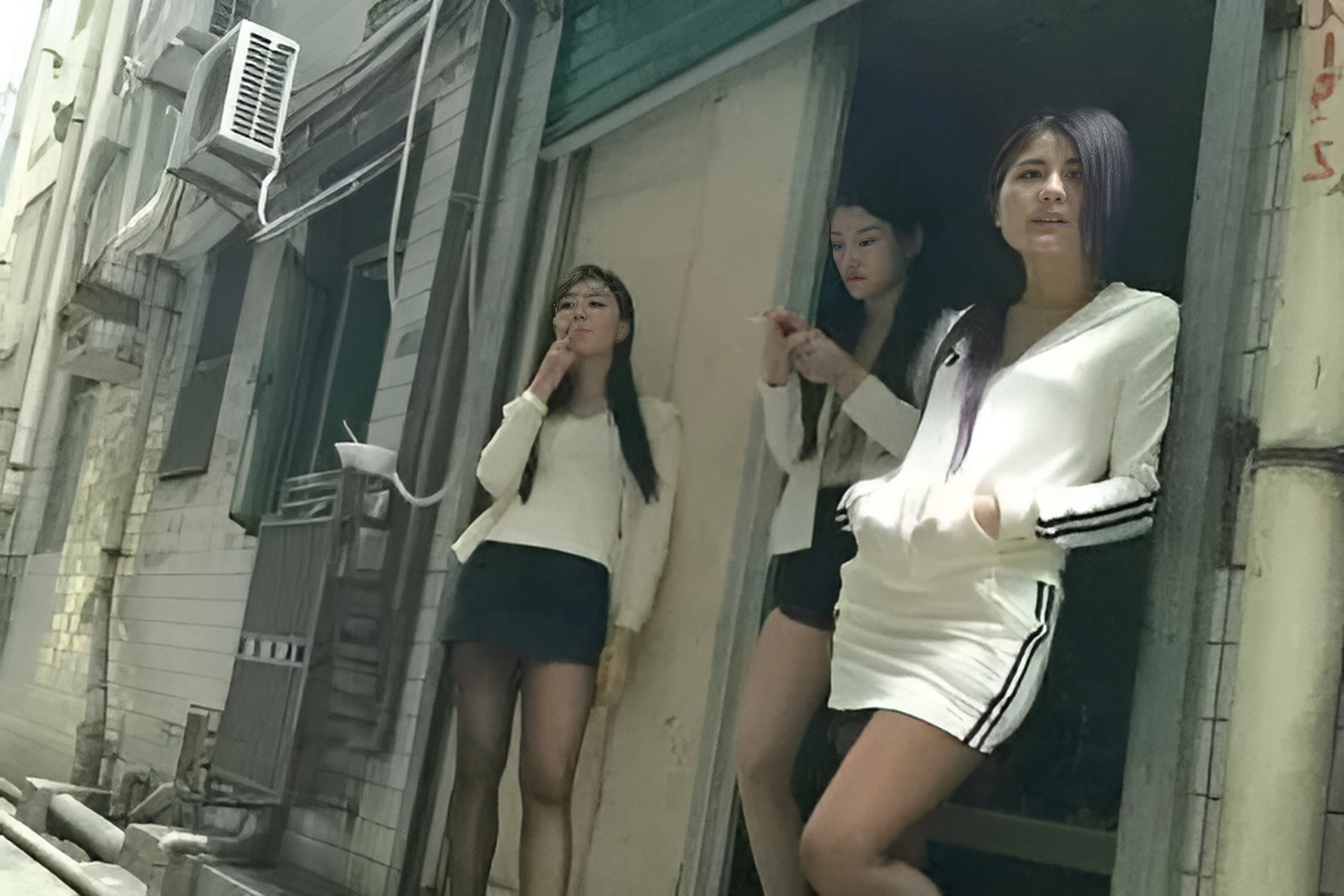 路过这些发廊门口时,经常会看到穿着时尚衣服的女孩子们坐在里面,盘