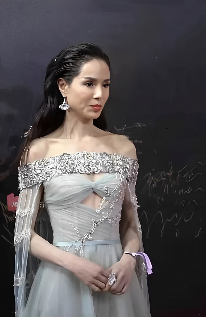 今年56岁的李若彤应该是一个非常自律的人, 看她每天的运动就知道了