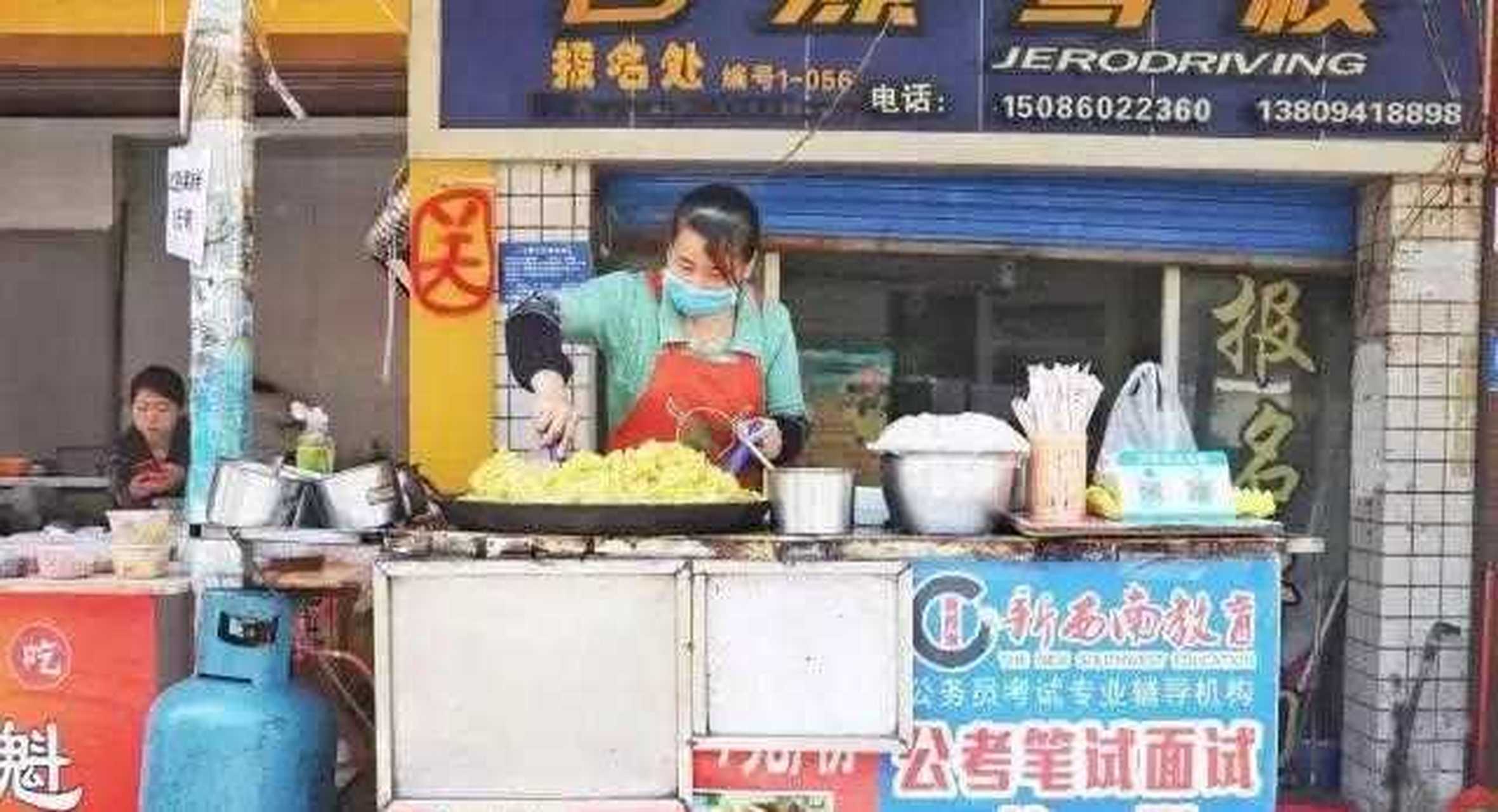 在民族大学堕落街街口,她家的摊子丝毫不起眼,但却是我在贵阳第一次吃