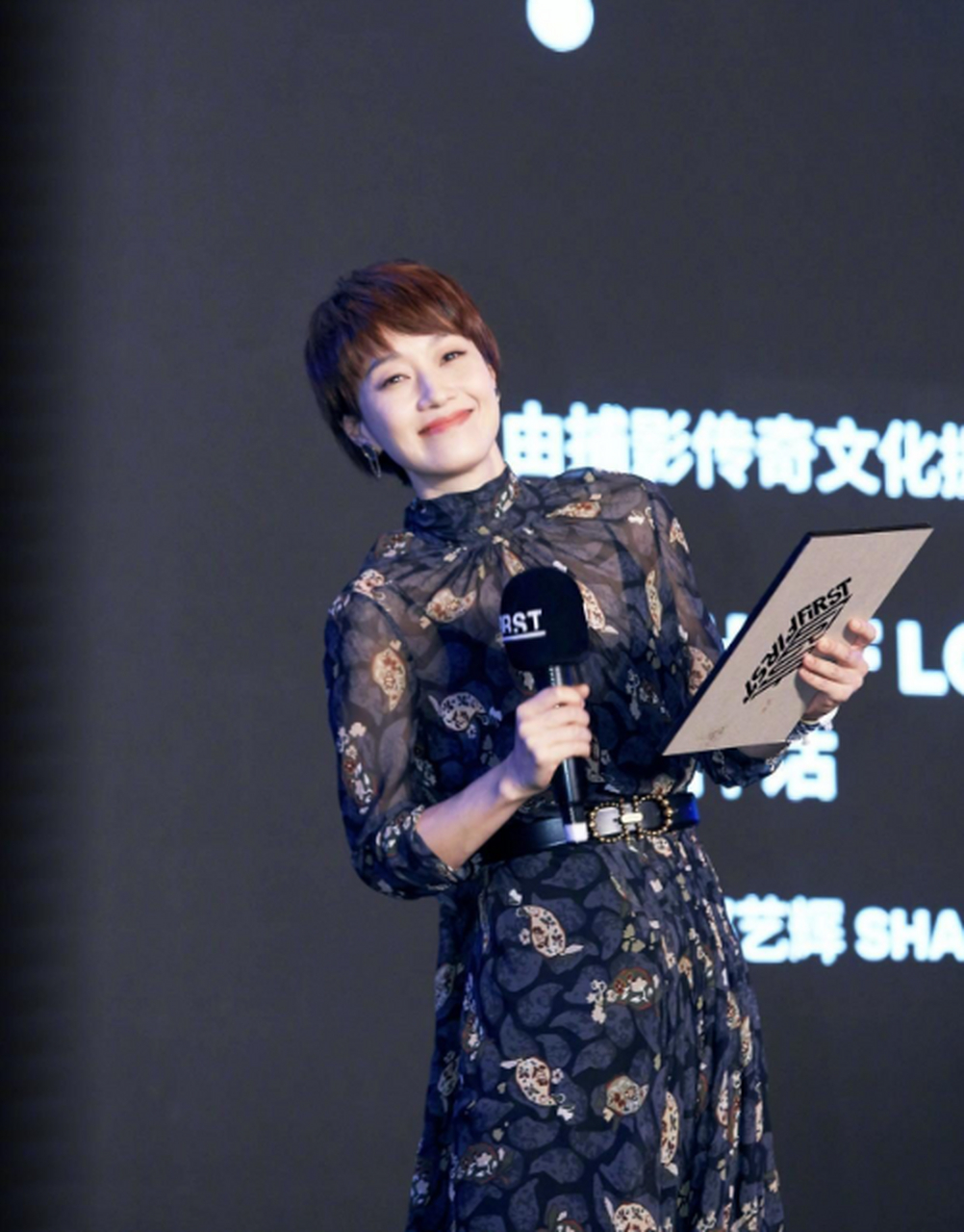 马伊琍这么穿好像换了副身材,抹胸连衣裙配短发,我给100个赞