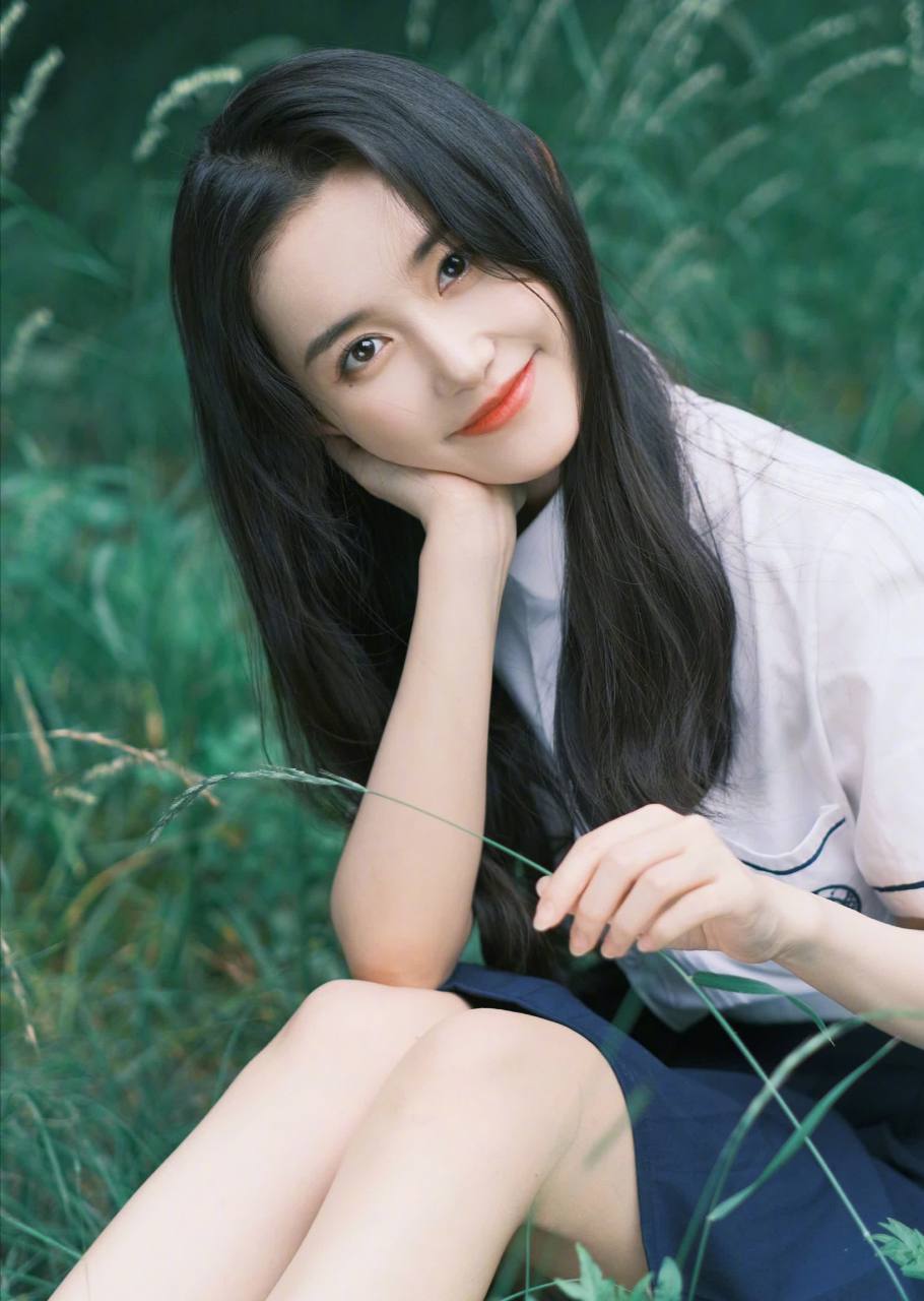 蒋依依最新校园风写真——卷发长发,笑容甜美,非常少女青春![汗]