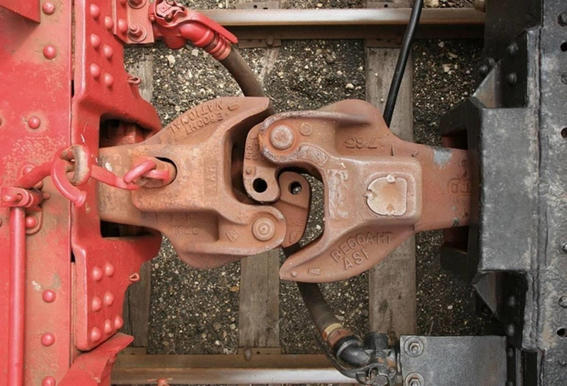 连接火车的詹氏车钩,已经用了150多年了,为何高铁不采用?