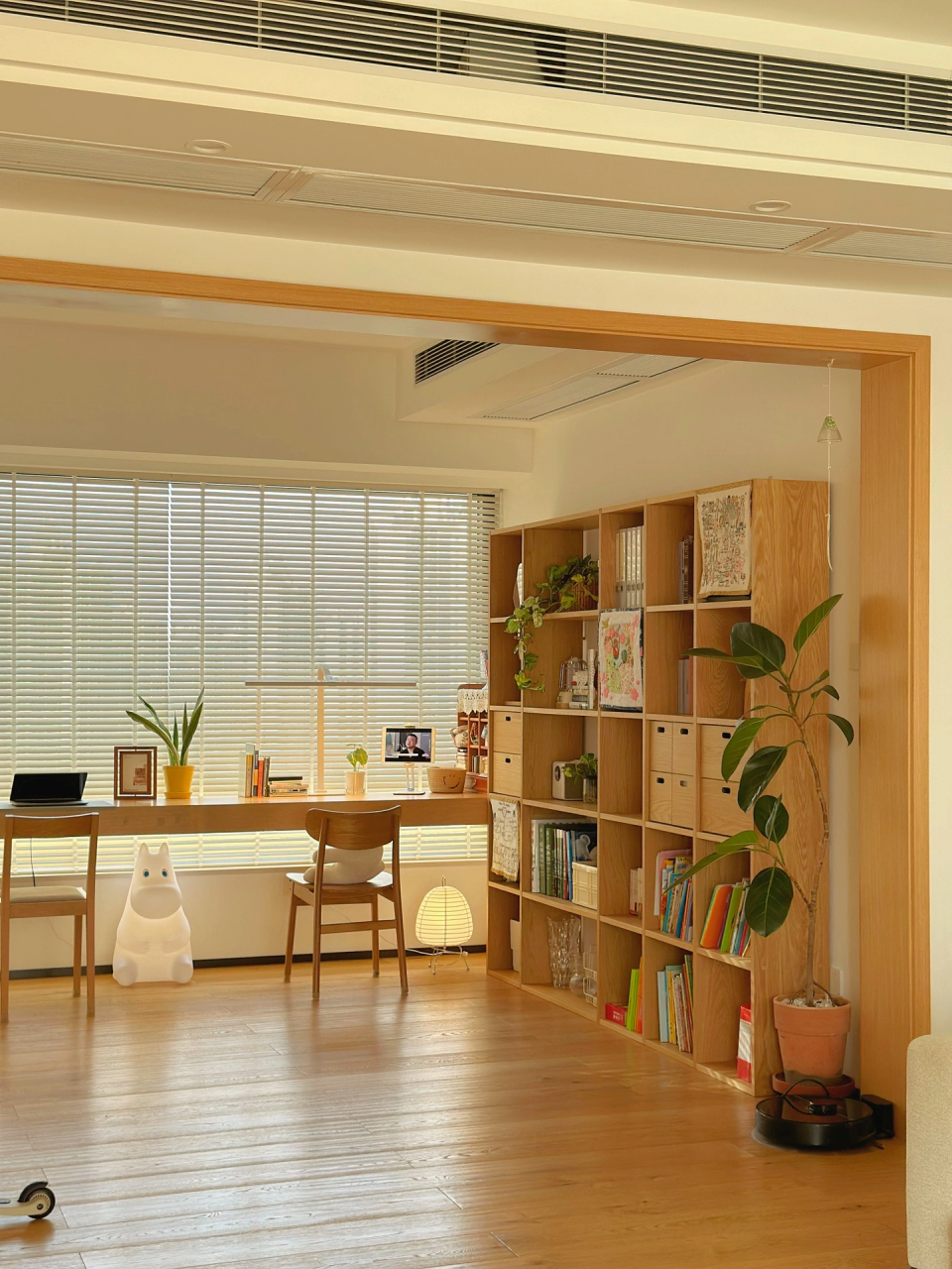 书房做了一个3m的超长书桌 阳光洒进来的时候,心情也会被治愈 好喜欢