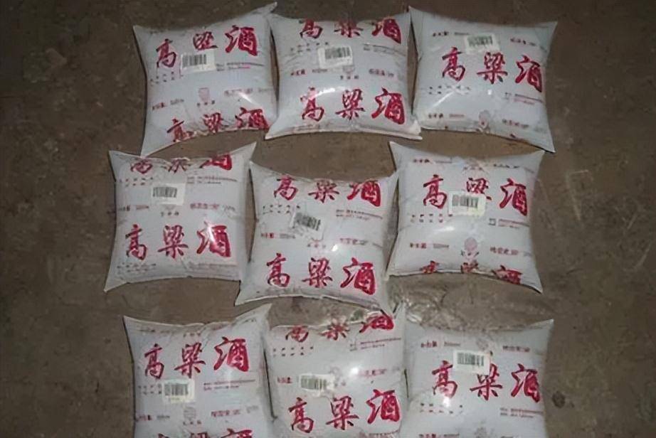 价格还很便宜,很多酒友都想买来喝点,毕竟这种塑料袋装的白酒还没有喝