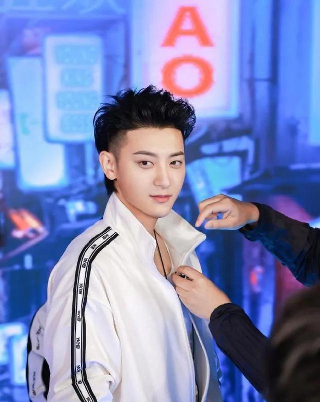 领动计划# 娱乐圈里最不缺钱的男星黄子韬,一个妥妥的富二代呀.