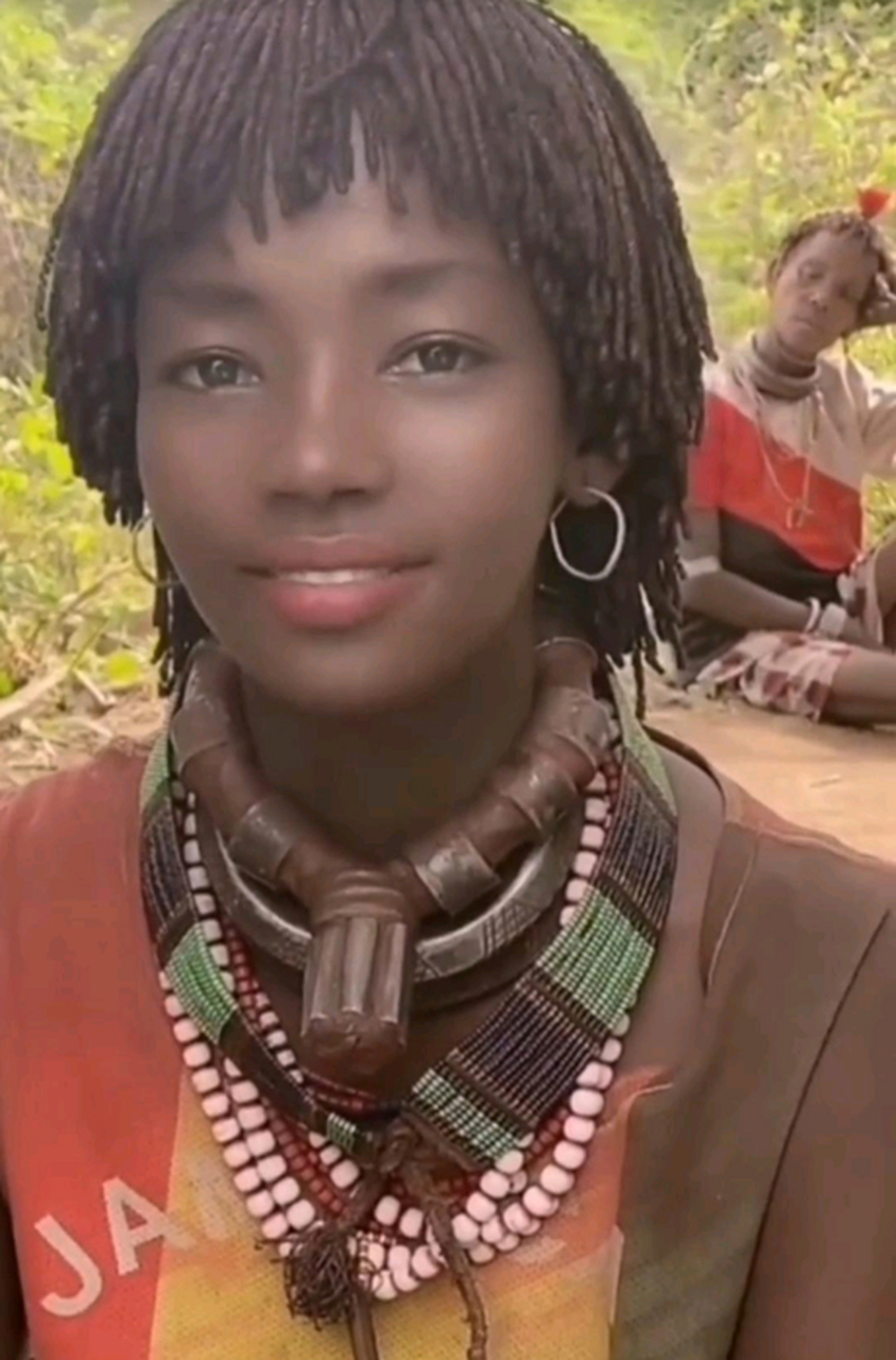 非洲美女脖子上戴的是什么?