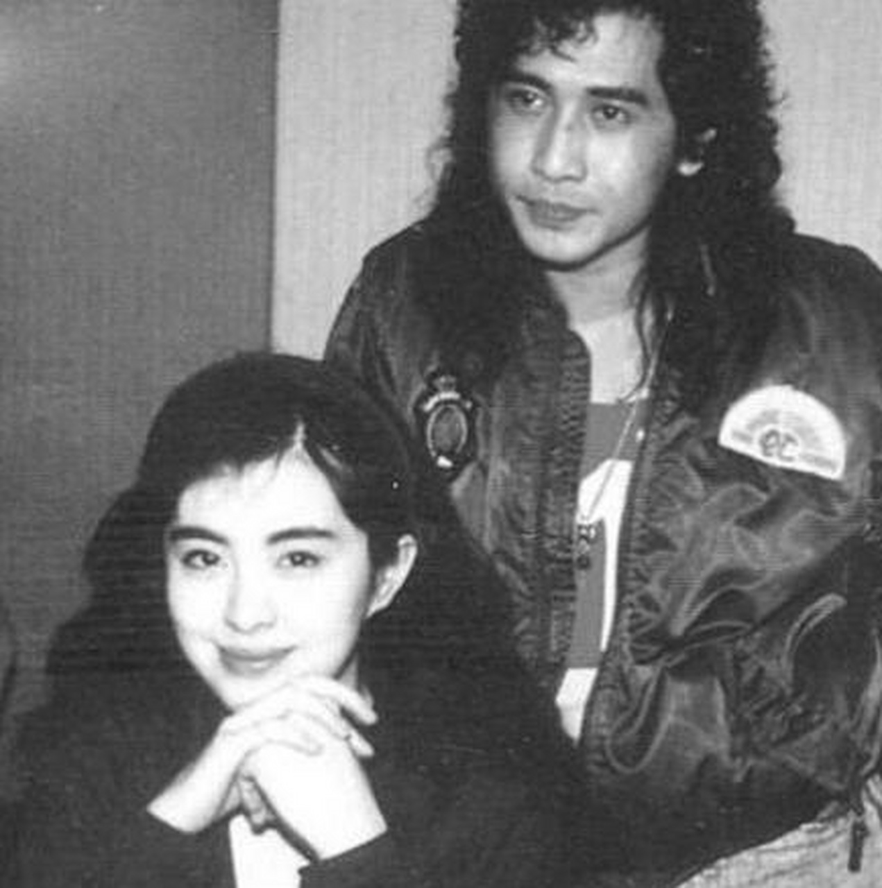 1986年的时候,年轻浪漫的齐秦因为电影《芳草碧连天》相遇王祖贤,这对