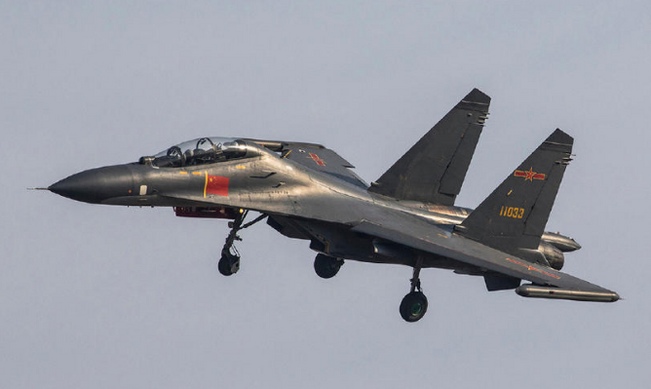 中国歼16到底有多强?俄罗斯禁止其对外出口,美国直接将其封神.中国战