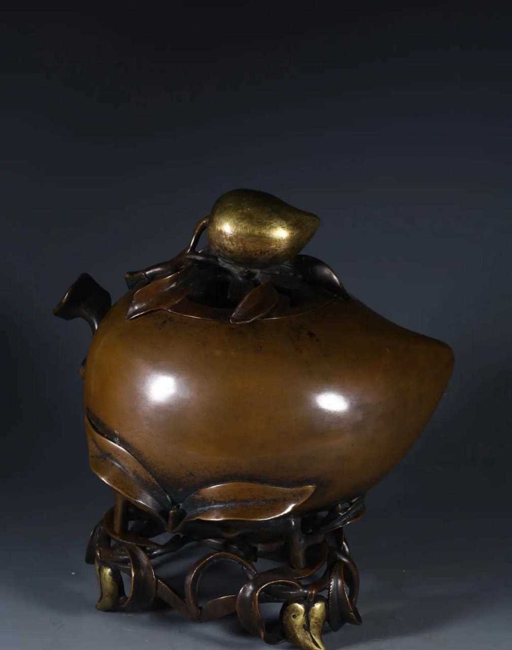 清代,铜鎏金桃形香薰炉规格长225cm宽165cm高(厚)235cm重4230g香薰炉