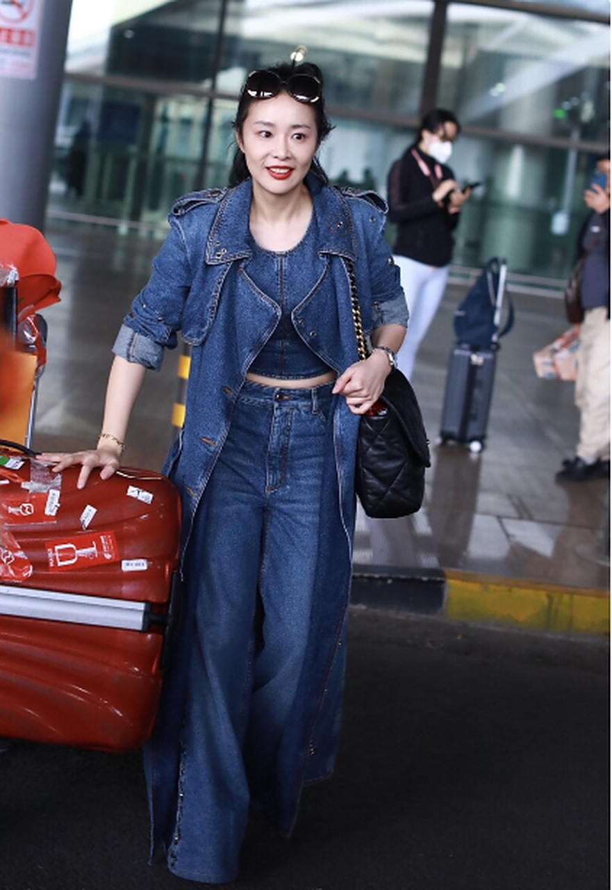 高叶在机场街拍,穿着风衣和牛仔外套搭配阔腿裤,墨镜时髦复古!