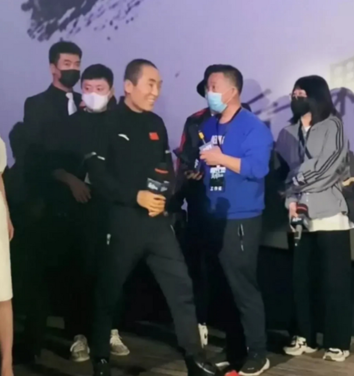 张艺谋不愧是"国导,一身国货安踏太有风度了,满头黑发不显老,精神