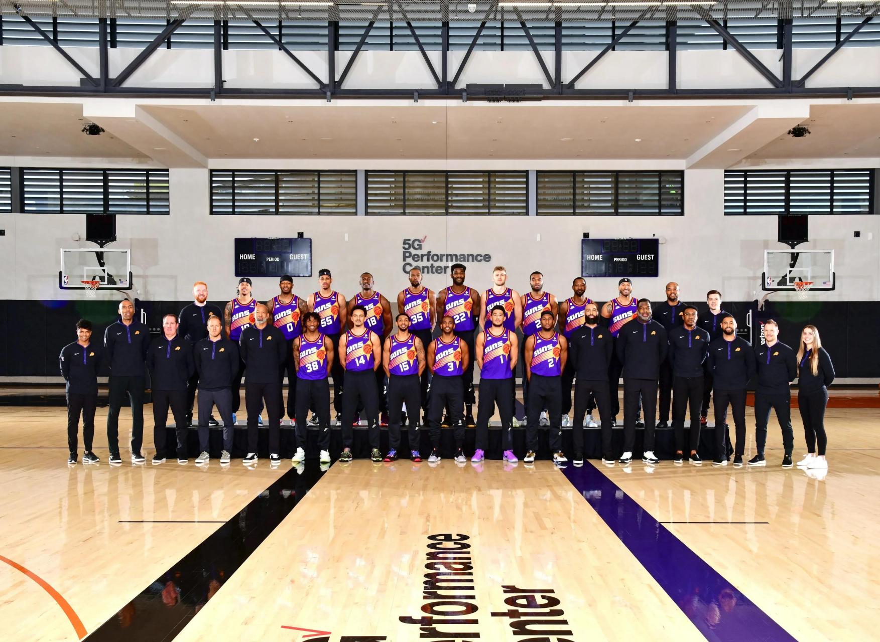 太阳官方晒出了季后赛阵容的合照, 很喜欢杜兰特接地气的气质, 一位