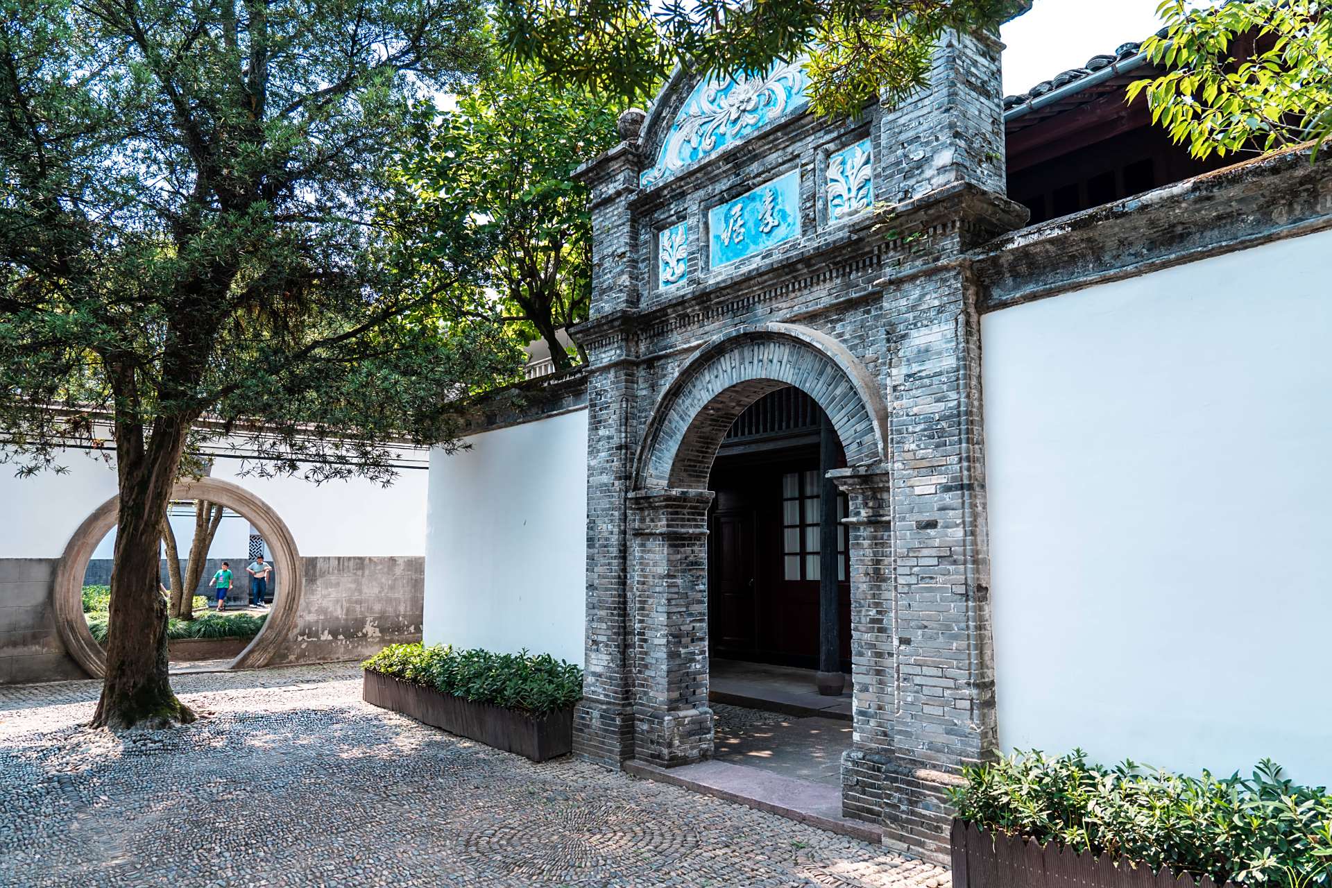 宁波奉化溪口镇,位于浙江省宁波市,是一座充满江南水乡风情的小城.