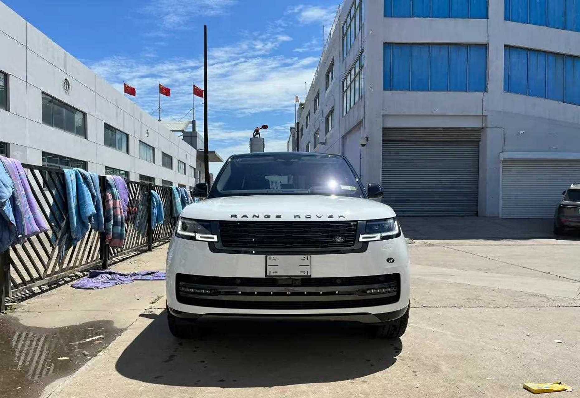 白色大路虎揽胜看起来也挺好看