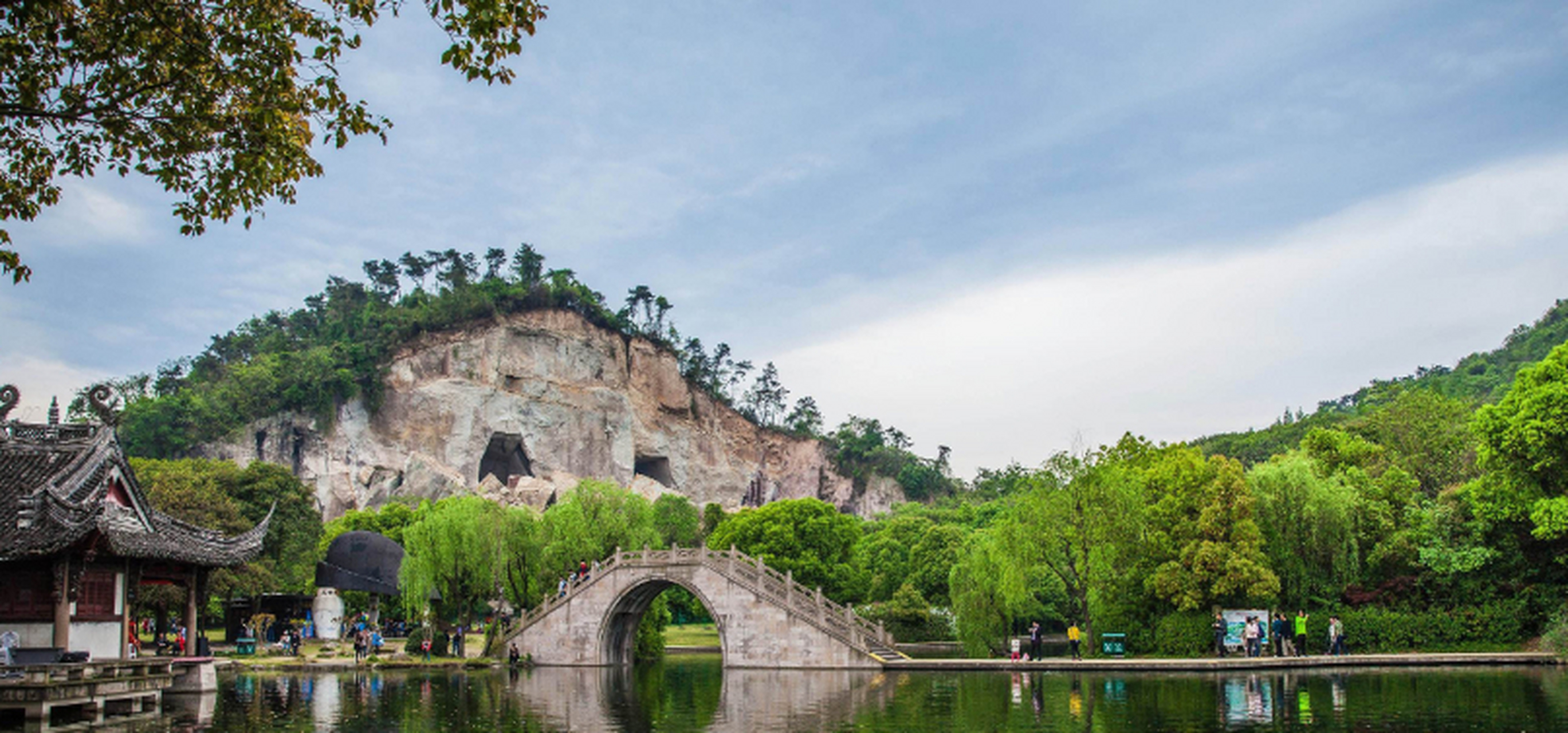 鲁镇,位于绍兴柯岩风景区,也是江南地区唯一的一个以虚构为背景仿建的