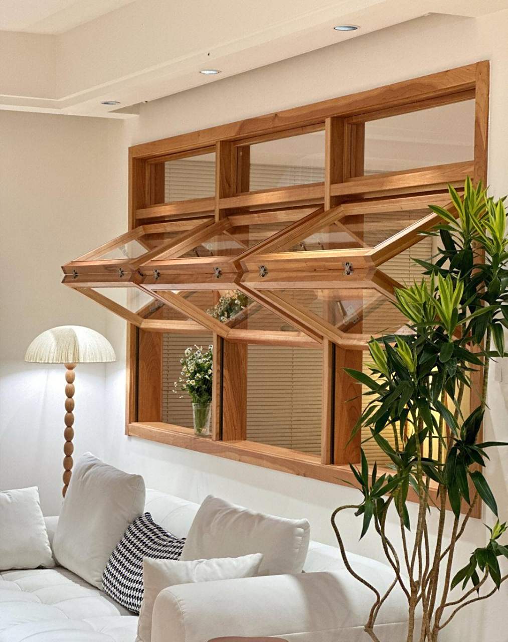 和通透性 装修时把客厅和次卧的隔墙拆掉一半 然后做了一个隔断窗户