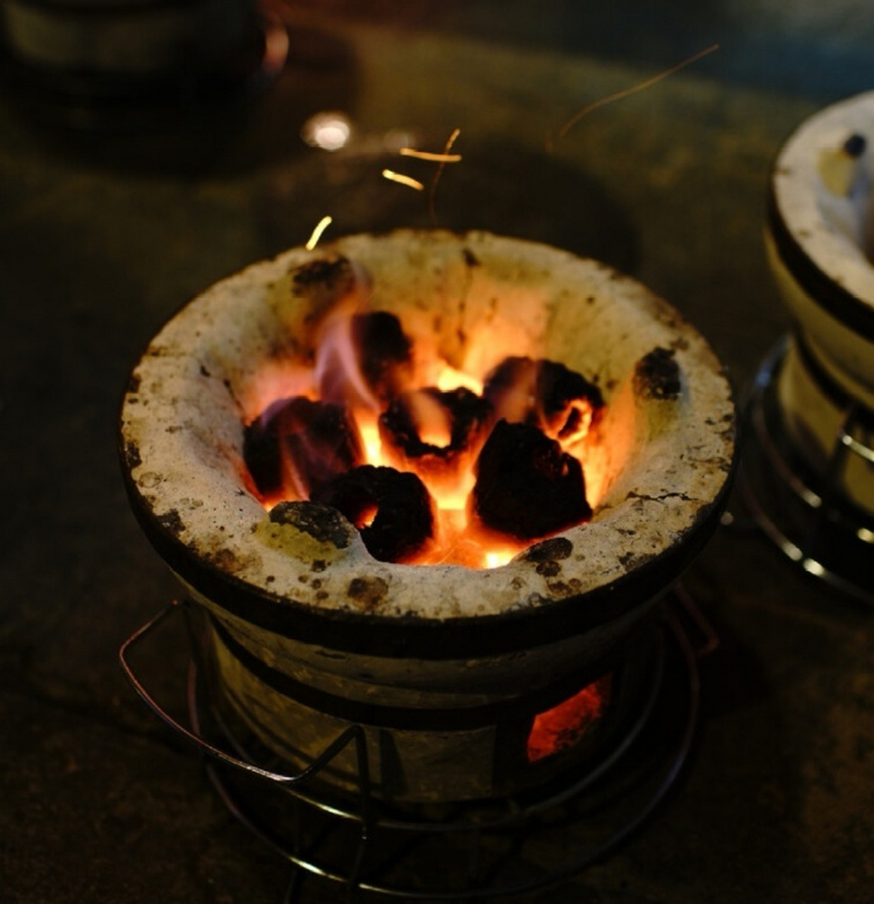 "  绿蚁新醅酒,红泥小火炉.晚来天欲雪,能饮一杯无?